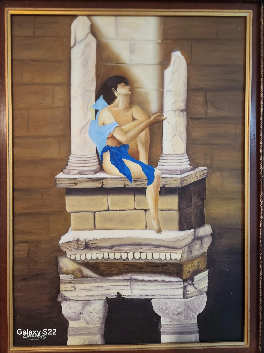 Gerahmtes Kunstbild mit sitzender Figur und blauen Stoffbändern im Salon