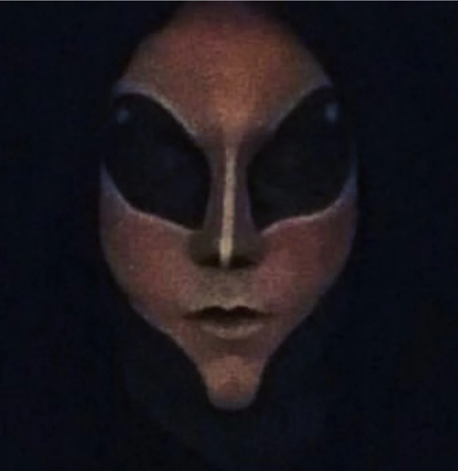 Kreatives Masken-Make-up mit dunklen Augenpartien und metallischen Farbtönen